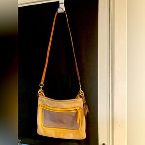 Vintage Coach bag crossbody/over the shoulder or can carry by handle.